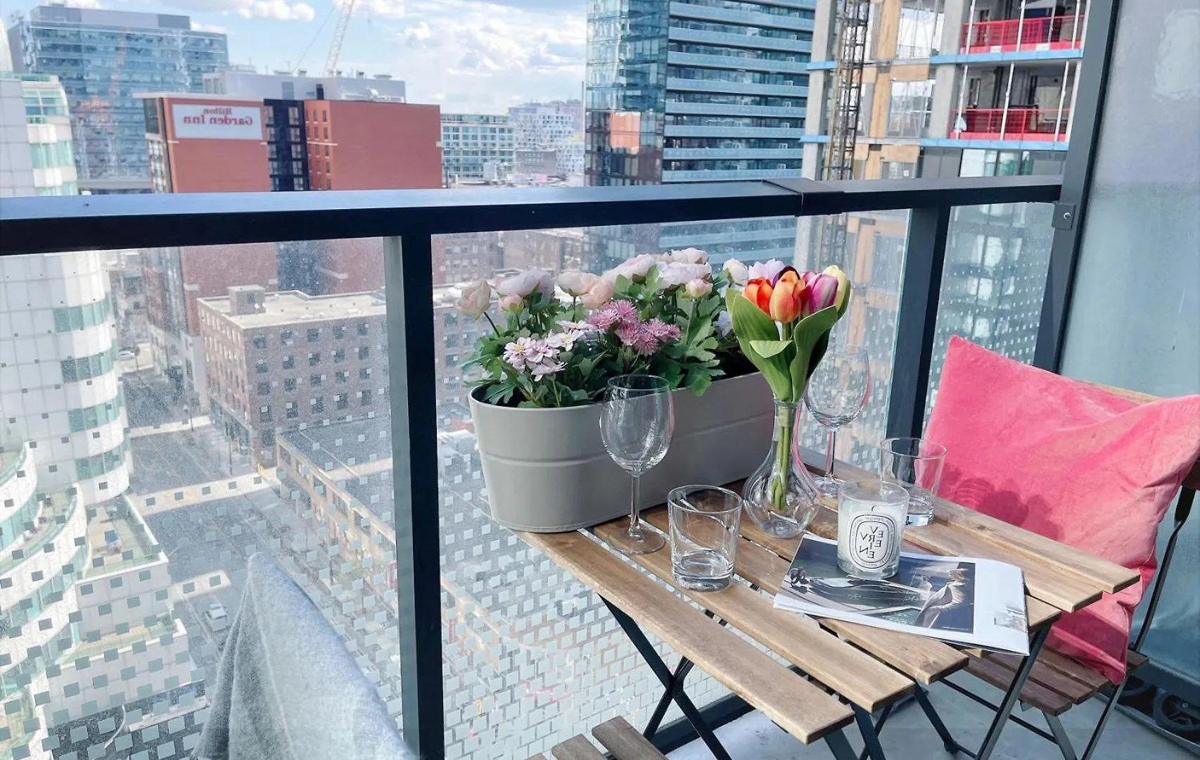 Deluxe Suites In Downtown Toronto With Amazing View